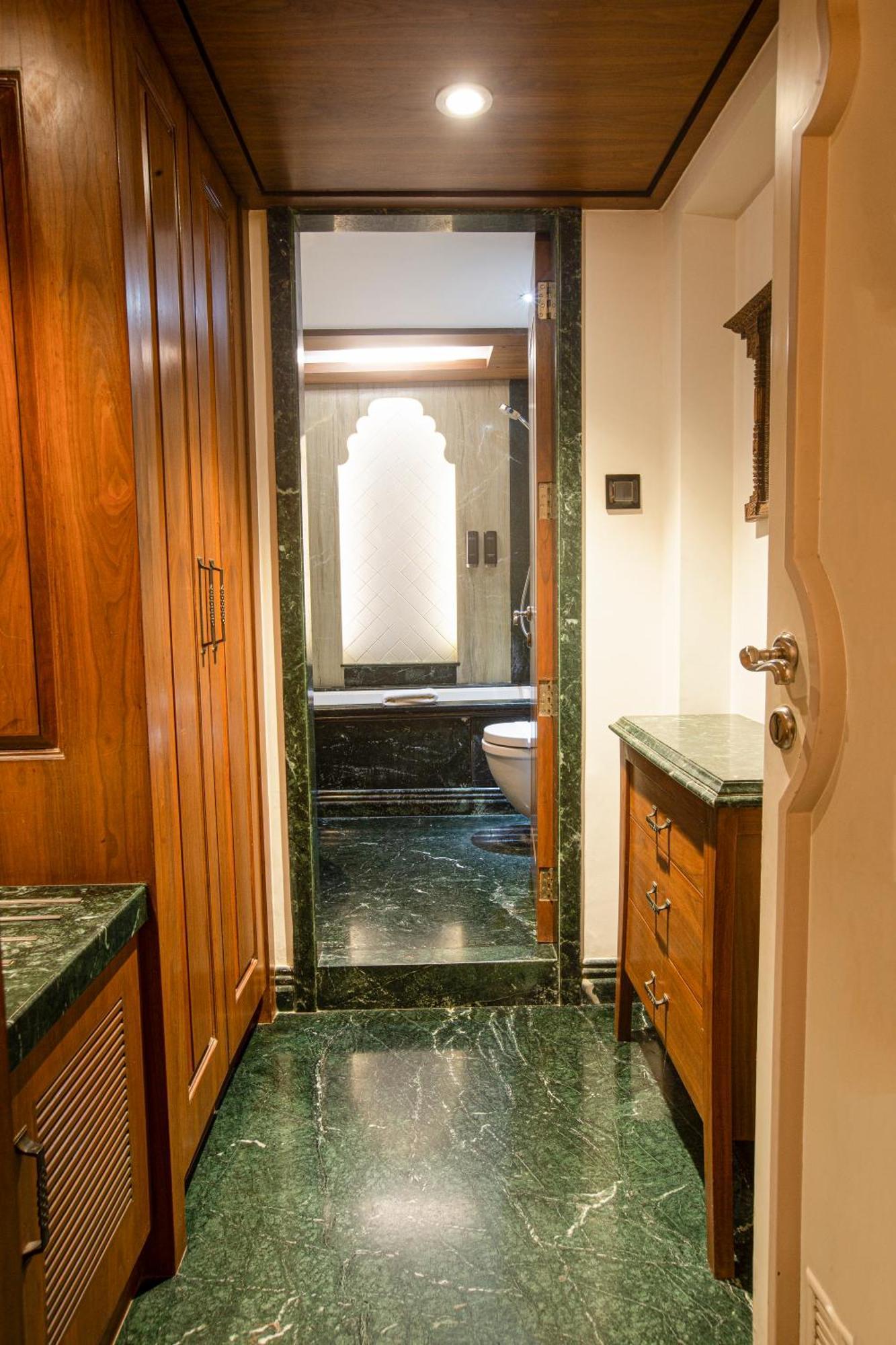Hotel Bawa Continental Mumbai Exteriör bild