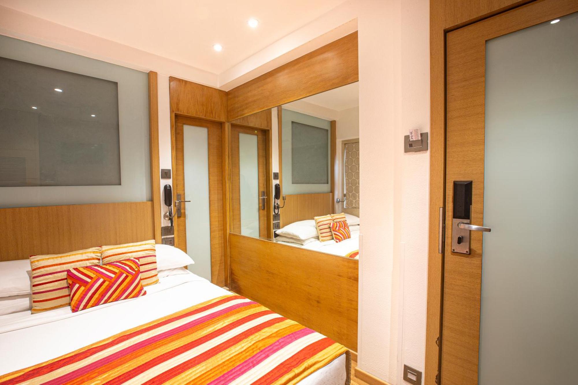 Hotel Bawa Continental Mumbai Exteriör bild