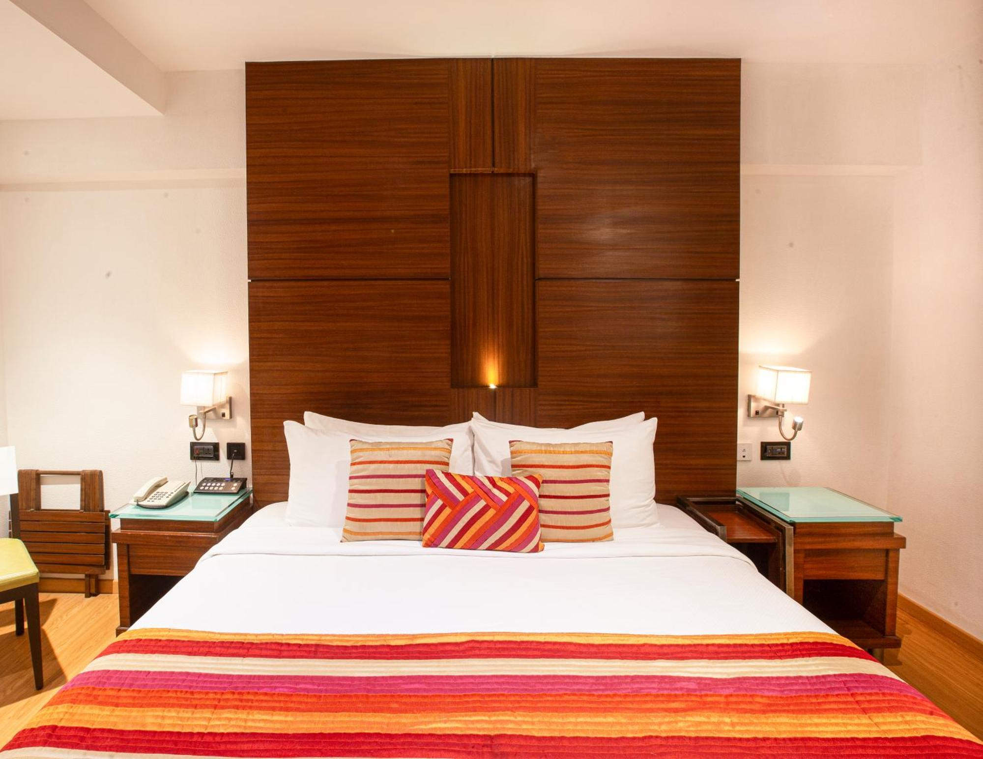 Hotel Bawa Continental Mumbai Exteriör bild
